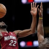 Clint Capela (à droite) et Atlanta ont été dominés par le Miami Heat. KEYSTONE/AP/Mike Stewart